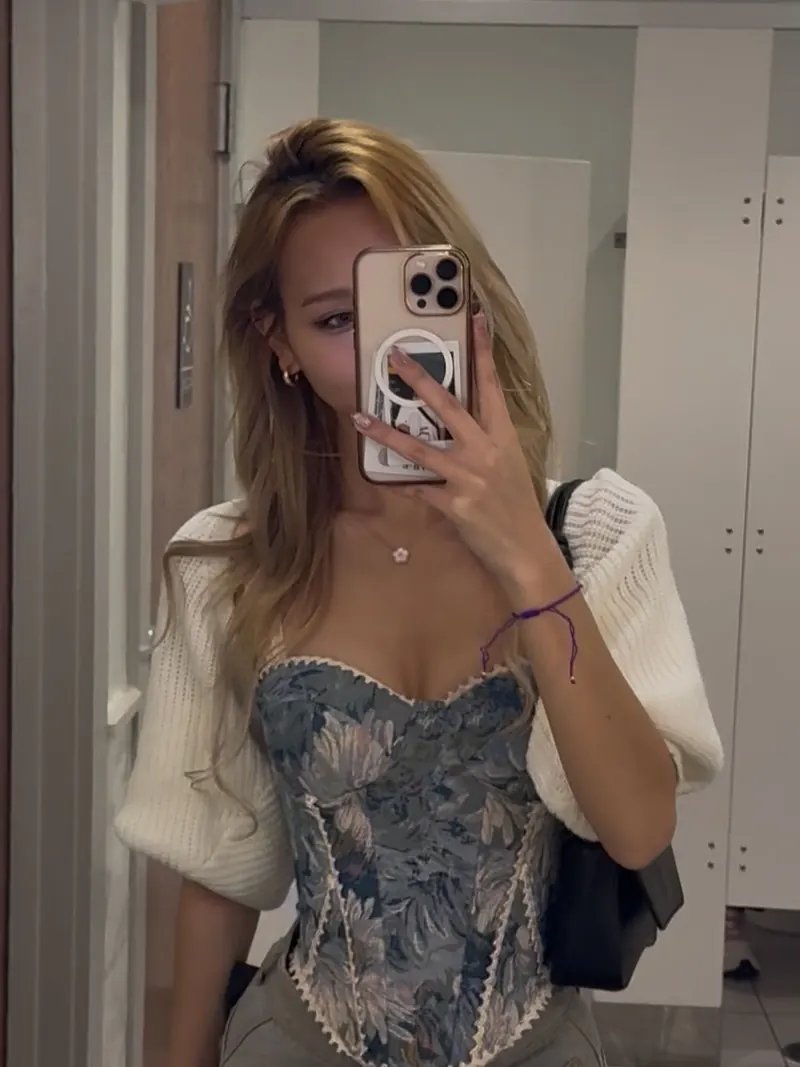 Mirror selfie in the blue floral corset with a cream knit shrug